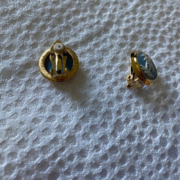 Genuine Wedgwood Blue Oval Hawaii Brooch & Matching Clip Earrings - Picture 13 of 16